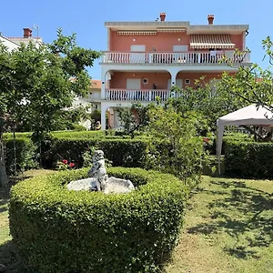 Gostinjska kuća Mira, Rab Town
